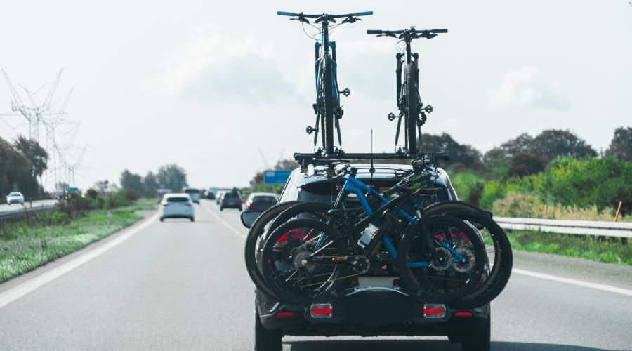 5 Fahrräder in einem Auto transportieren »