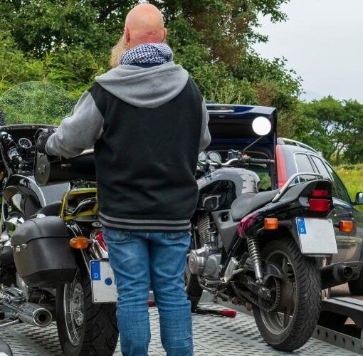 Zu sehen ist das Bild 1 zum Beitrag mit dem Thema: Motorradtransport Auto – Die besten Motorradanhänger