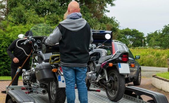 Zu sehen ist das Bild 1 zum Beitrag mit dem Thema: Motorradtransport Auto – Die besten Motorradanhänger