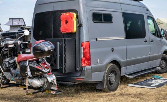 Zu sehen ist das Bild 1 zum Beitrag mit dem Thema: Motorroller mit Auto transportieren – KFZ Rollerträger Empfehlungen