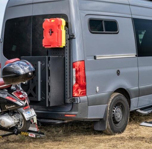 Zu sehen ist das Bild 1 zum Beitrag mit dem Thema: Motorroller mit Auto transportieren – KFZ Rollerträger Empfehlungen