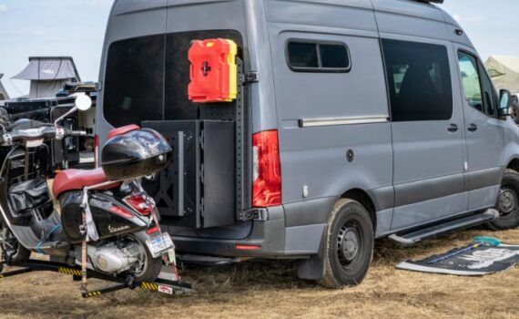 Zu sehen ist das Bild 1 zum Beitrag mit dem Thema: Motorroller mit Auto transportieren – KFZ Rollerträger Empfehlungen